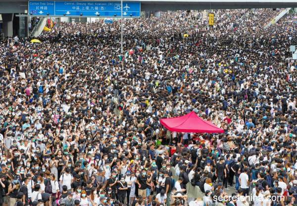 6月12日，眾多香港市民聚集參與罷市罷課罷工「反送中」示威。