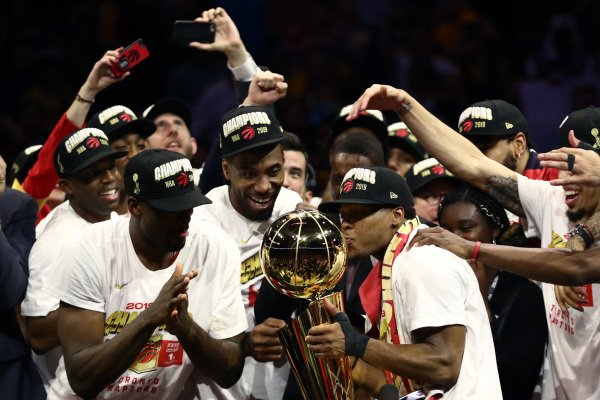2019年6月14日，加拿大多伦多猛龙对球员庆祝首个 NBA 总冠军。
