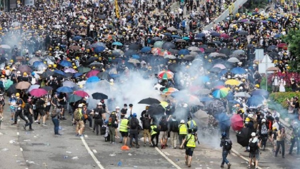 6月12日，香港立法会逃犯条例修订草案二读，众多香港市民聚集参与罢市罢课罢工“反送中”示威