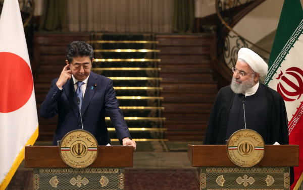 2019年6月12日，伊朗总统鲁哈尼在德黑兰的萨达巴德宫与日本首相安倍晋三举行联合记者招待会。