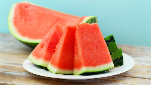 夏季吃西瓜可以清热解渴，但是也容易加重体内的湿气。