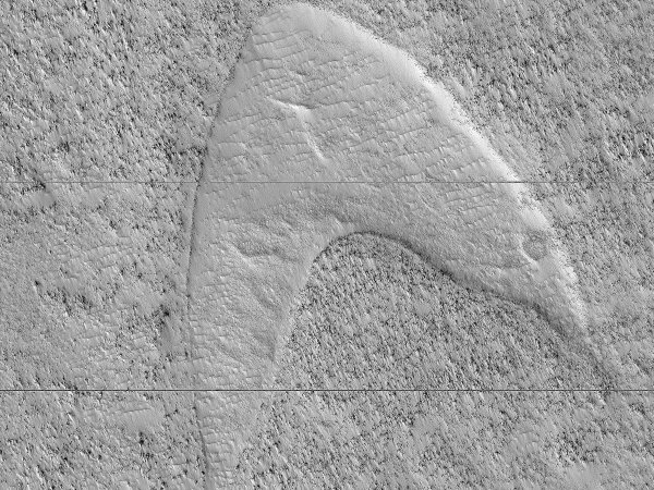 NASA在推特貼出一張火星地表的照片，上面有奇怪的V形圖案，酷似星際艦隊標誌。