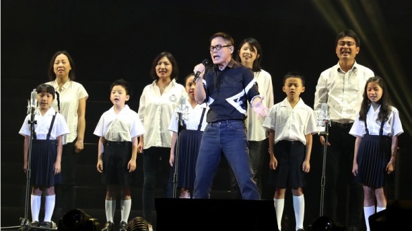歌手罗大佑（前）15日晚间在台北小巨蛋举行“当年离家的年轻人2.0－青春无悔追梦版”摇滚演唱会，与松江儿童合唱团同台演唱“亚细亚的孤儿”。