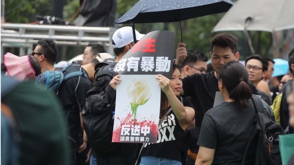 泛民主派團體民間人權陣線今日下午再次舉行反修例(反送中)遊行，不僅譴責警方暴力對付示威者，也要求特首林鄭月娥下台