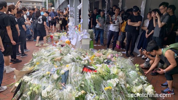 金钟太古广场前市民以鲜花悼念昨日不幸坠楼的抗议者