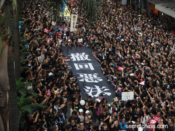 2019年6月16日，泛民主派团体民间人权阵线今日下午再次举行反修例(反送中)游行，要求特首林郑月娥下台，并呼吁市民穿黑衫、挂白丝带上街头。