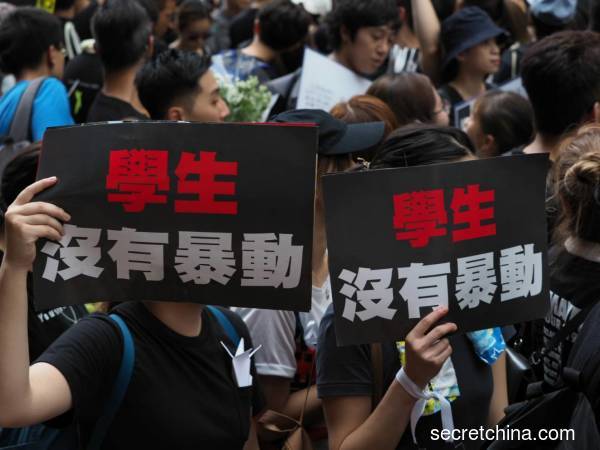 泛民主派团体民间人权阵线16日下午举行616反送中游行，要求特首林郑月娥下台！