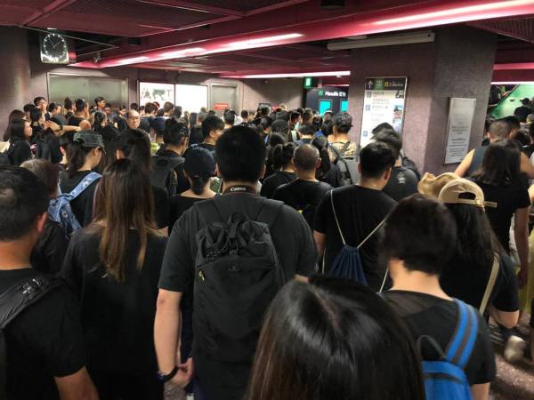 香港人穿黑衣挤爆港铁站 车长讲了一句话 全车鼓掌