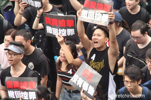 6月16日，香港「反送中」大遊行中有大量年輕人參加。