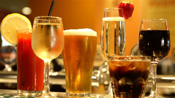 大量飲酒十分傷身，可能引發腎臟疾病。