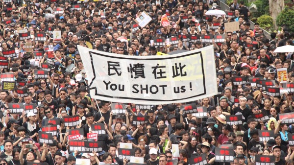 6月16日，有200万香港人参加发送中大游行。