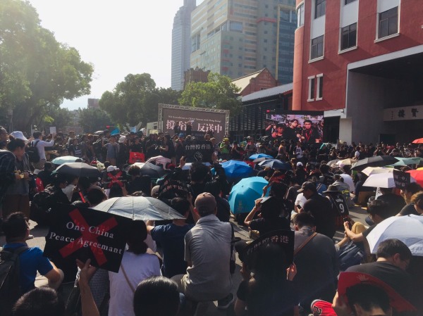 6月16日，台湾民众参加“撑香港，反送中”黑衣集会，声援香港。