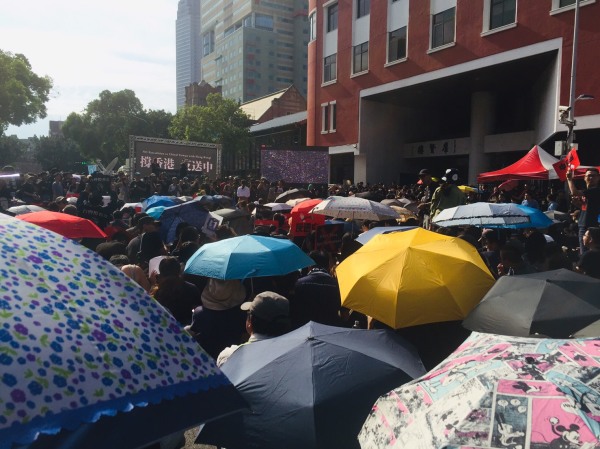 6月16日，台灣民眾參加「撐香港，反送中」黑衣集會，聲援香港。
