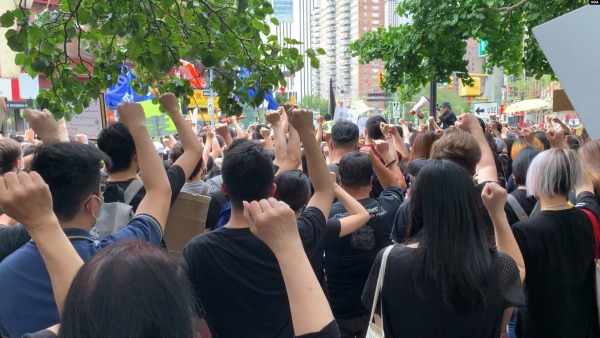 將近一千人星期天在紐約曼哈頓集會，聲援香港抗議行動。