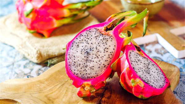 火龙果属于寒凉水果，经常吃容易让体内的湿气和寒气增加。