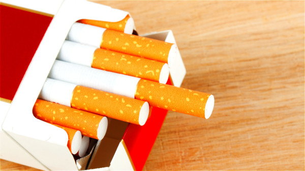 香烟中的焦油以及尼古丁会加附在肠壁上，不容易被排除。