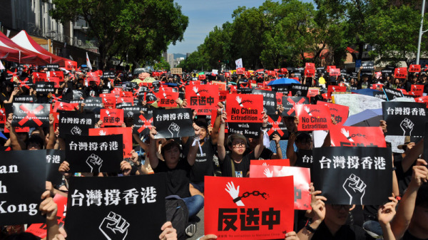 数千台湾民众16日下午在立法院前参加“反送中，撑香 港”集会，高喊“撑香港，反送中”和“拒绝一中，反 对和平协议”的口号。