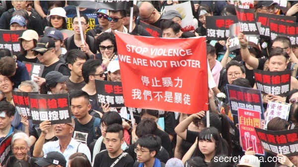 6月16日，约有200万人参加香港民间人权阵线发起的“反送中”游行。