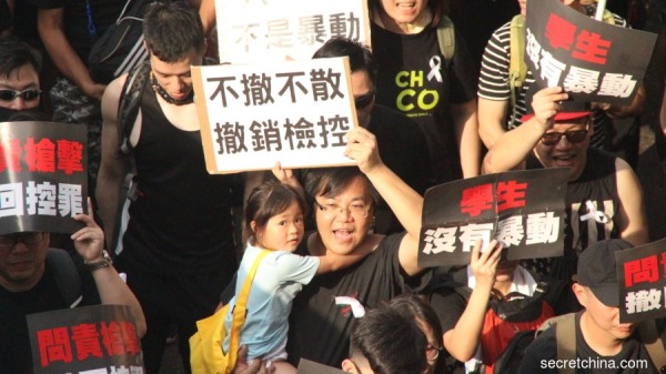 港爸们16日父亲节当天，与子女共同参与民阵发起的游行，守护香港未来。