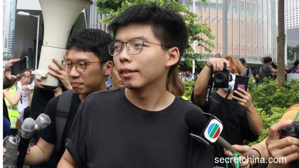 香港众志秘书长黄之锋表示，这证明港人抗争和示威打动国际社会。图为他刚刑满出狱便加入反送中运动的画面。