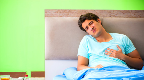 當人體心臟血管發生堵塞的時候，就會引發胸悶、胸痛。