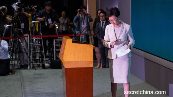 香港特首林鄭月娥昨日首度現身回應記者提問，現場卻發生了特首副官暈倒事件，不過林鄭在回應記者提問後即轉身離開。資料照。