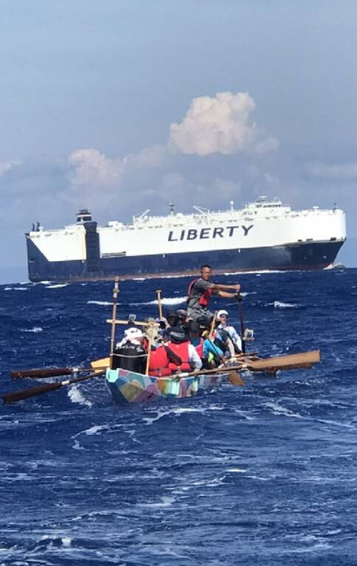 阿康率领的龙舟队9日从屏东划向兰屿，途中碰到一艘写着“LIBERTY”（自由）的国际货轮。