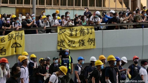 去年6月12日，香港市民为阻止《逃犯条例》修订草案强行恢复二读，包围金钟立法会和政府总部，在港府镇压下演变成警民冲突。（图片来源：庞大卫/看中国）