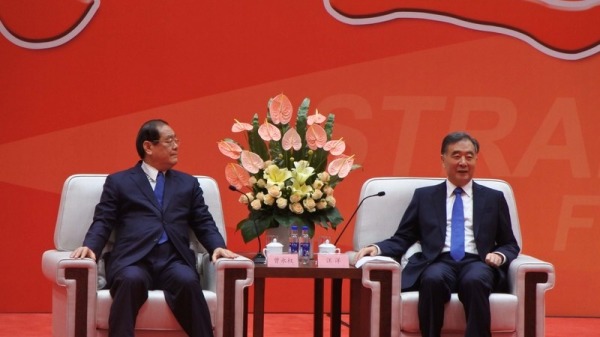 中国全国政协主席汪洋（右）16日在海峡论坛会见国民 党副主席曾永权（左）等台湾政党。