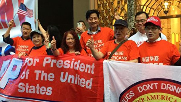 6月18日100多名紐約華人以及其他族裔在川普大厦對面冒雨舉行集會支持川普2020連任。