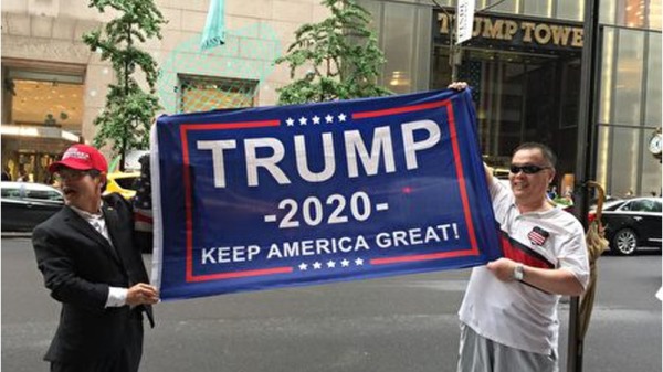 6月18日100多名纽约华人以及其他族裔在川普大厦对面冒雨举行集会支持川普2020连任。