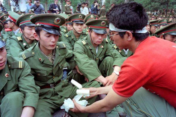 1989年六四前夕天安門廣場，學生把冰糕遞給軍人。
