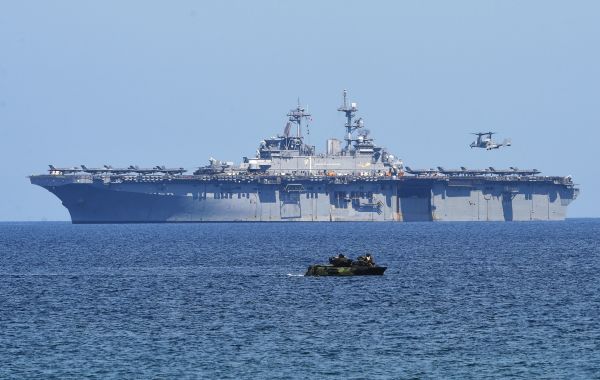 2019年4月11日，美國黃蜂級兩棲突擊艦在菲律賓海域附近參與聯合演習。
