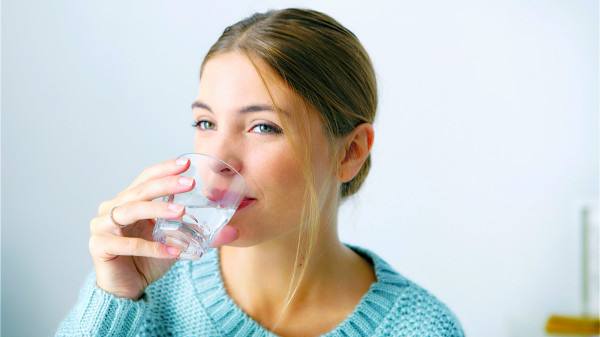 晨起后一杯水，能补充睡眠时失去的水分，促进血液循环，防止心血管意外的发生。