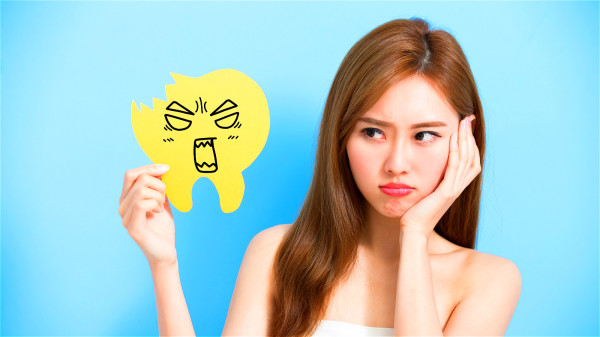 牙痛表现为牙龈红肿、遇冷热刺激痛、面颊部肿胀等