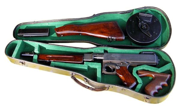 芝加哥黑幫藏在小提琴盒的湯普森衝鋒槍