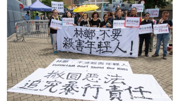 一群家长、教师、宗教及文化团体到特首办外，要求林郑回应年轻人的诉求。（图片来源：周秀文）