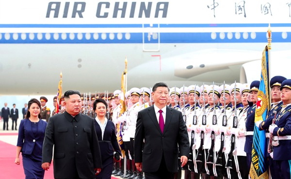 2019年6月20日，中国国家主席习近平与夫人彭丽媛到朝鲜访问，金正恩和李雪主亲自到机场迎接。