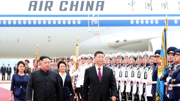 2019年6月20日，习近平与彭丽媛到朝鲜访问，金正恩与李雪主亲自到机场迎接