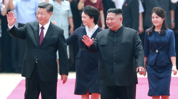 2019年6月20日，习近平与彭丽媛抵达朝鲜，金正恩与李雪主亲自到机场迎接。