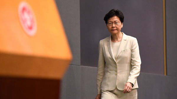香港特首林郑月娥因“逃犯条例”修法陷入空前政治危机。
