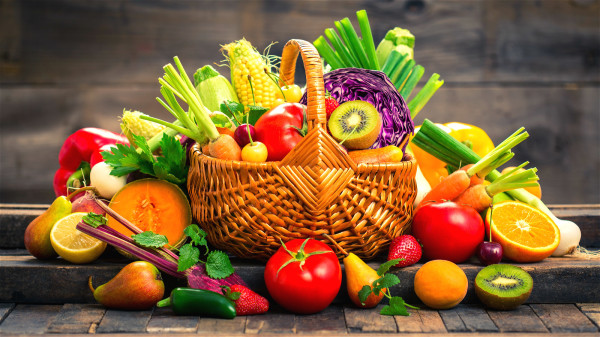 夏季人體的消化道功能減退，食慾下降，飲食宜清淡，多吃一些新鮮蔬菜、水果。
