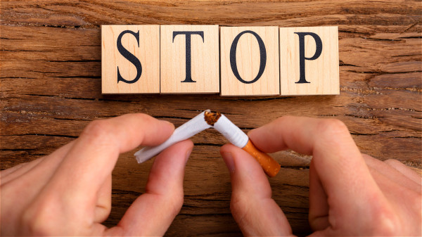 抽菸的時候，菸氣裡面的有害物質從肺部進入人體，傷害肝臟甚鉅。