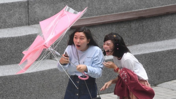 受到锋面影响，中央气象局针对台北市等19县市发布大雨特报，提醒民众要注意瞬间大雨、雷击及强阵风。