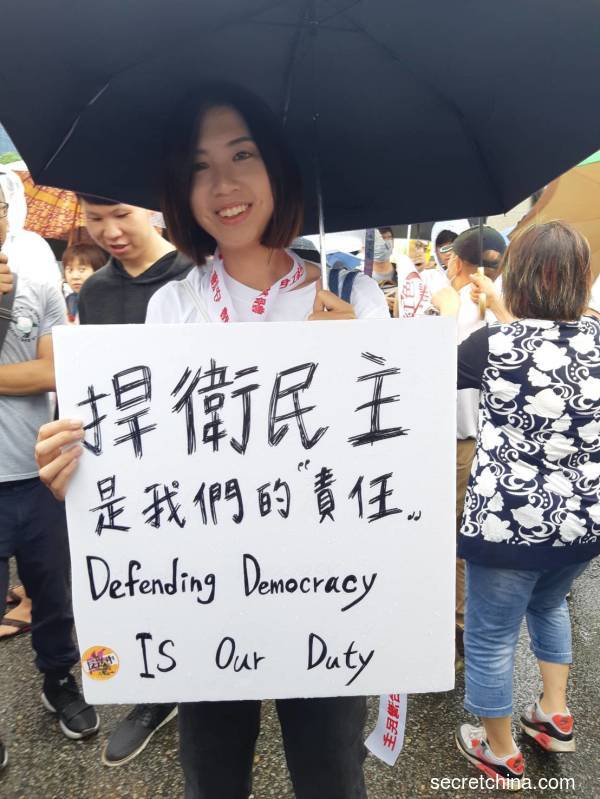 現場民眾自發支持“拒絕紅色媒體 守護台灣民主”