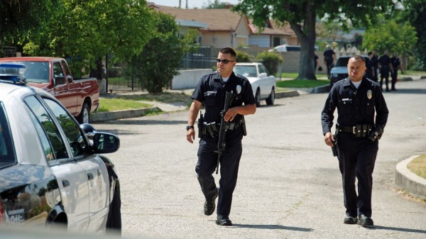 6月19日清晨,洛杉矶附近的小城天普市内一处高档社区，数十名全副武装警员冲入社区内的一栋住宅，图文无关。