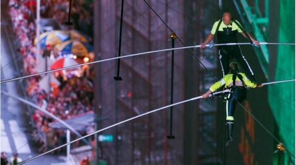 「飛翔瓦倫達家族」（Flying Wallendas）兄妹檔成功完成紐約時代廣場高空走鋼絲表演。