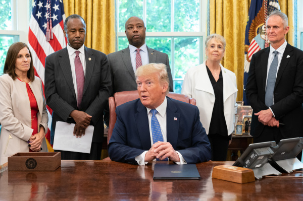 2019年6月25日，川普在白宮簽署一項消除對經濟適用住房監管的行政命令。