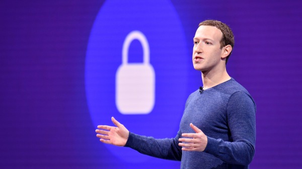 脸书的执行长扎克伯格表示，预计在未来的5到10年内，脸书公司将有约一半员工固定远程工作。（图片来源：JOSH EDELSON/AFP/Getty Images）