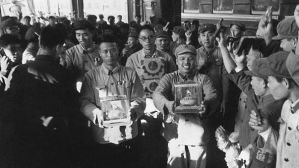 文革期间，工人们膜拜毛泽东赠送的芒果。